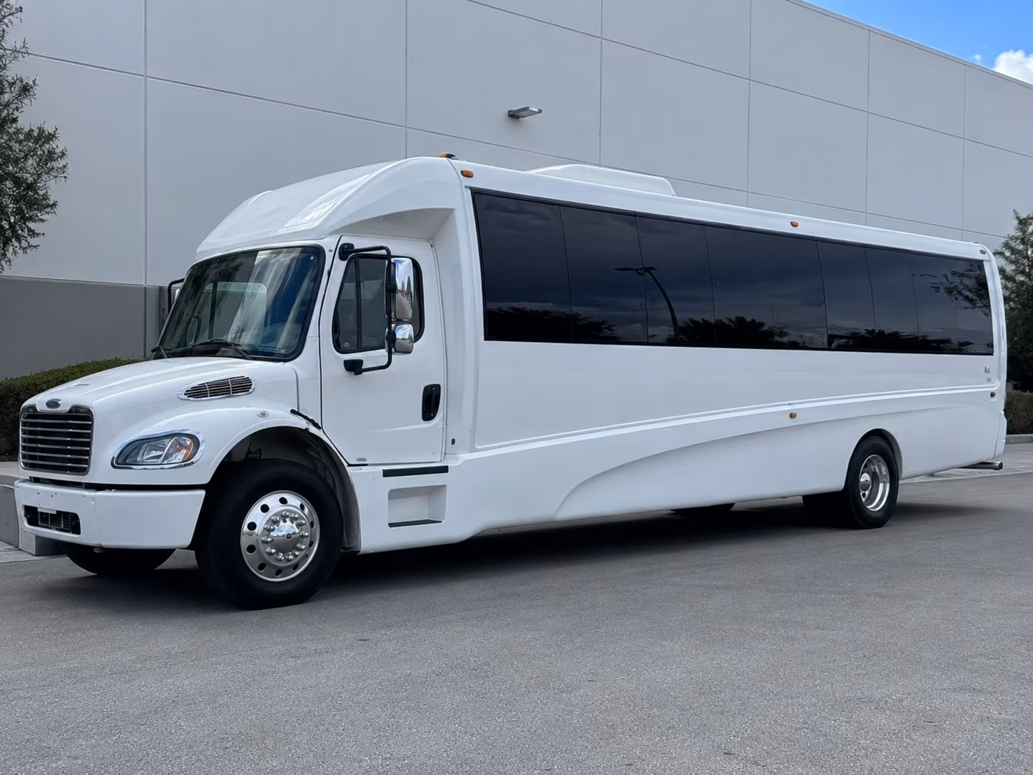 Gainesville Birthday, Sweet 16, & Quinceañera Transportation party bus exterior